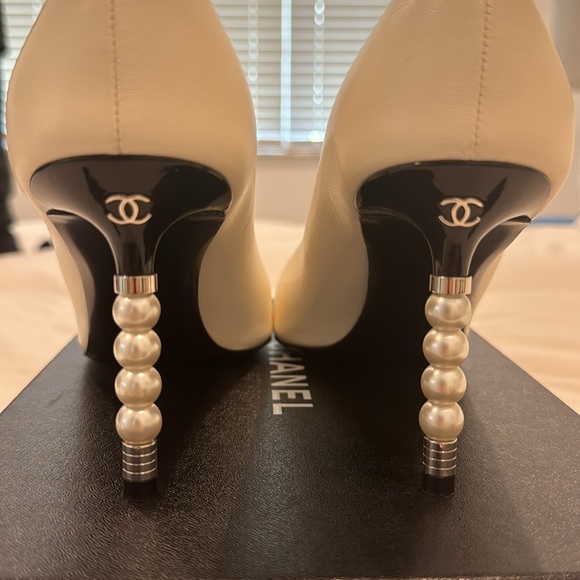 Chanel Pearl Heel Pumps - Picture 4 of 5